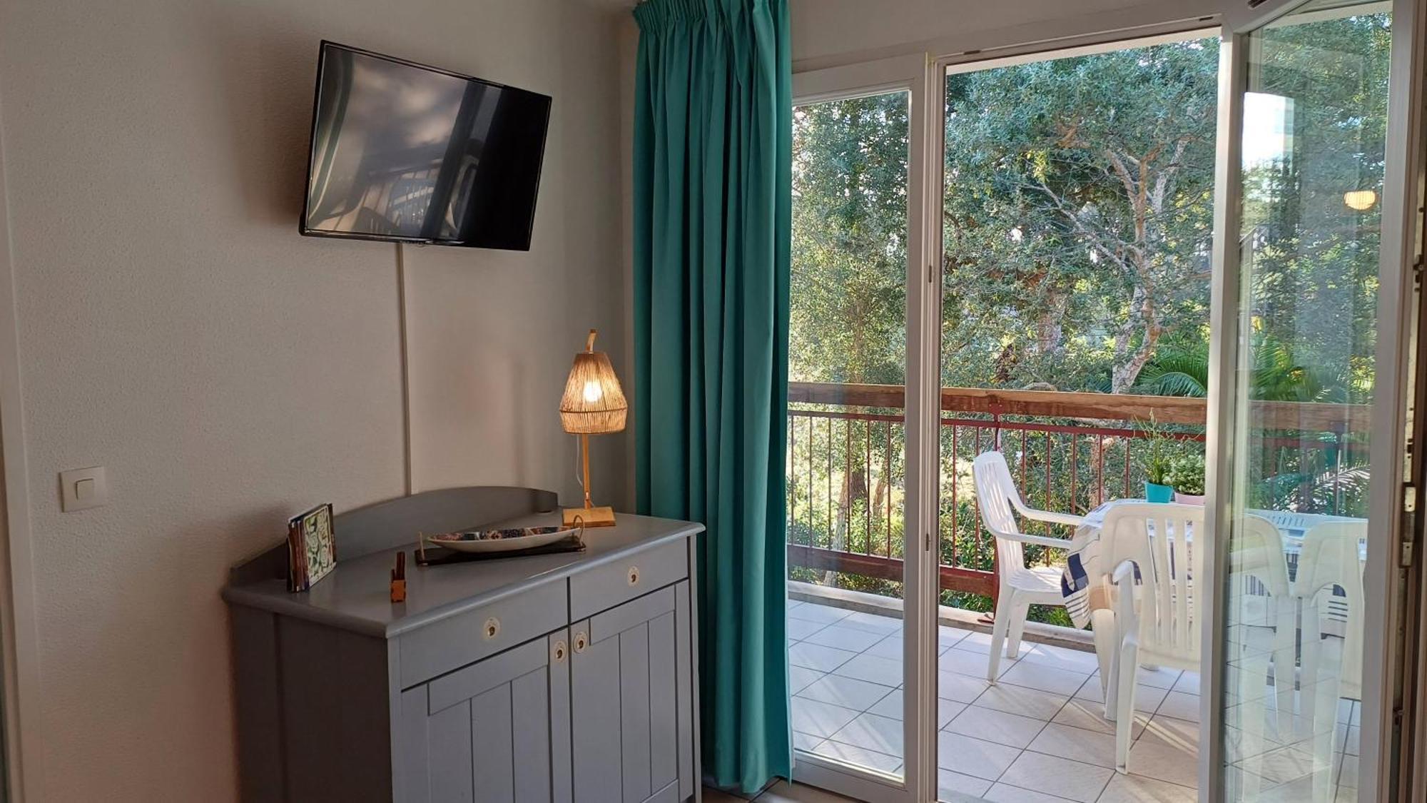 T2 Turquoise Avec Piscine Et Tennis *